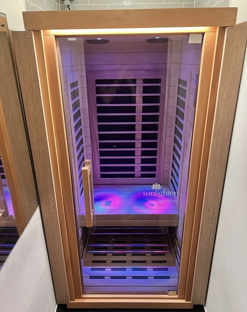 Infrared sauna cabin with glass door