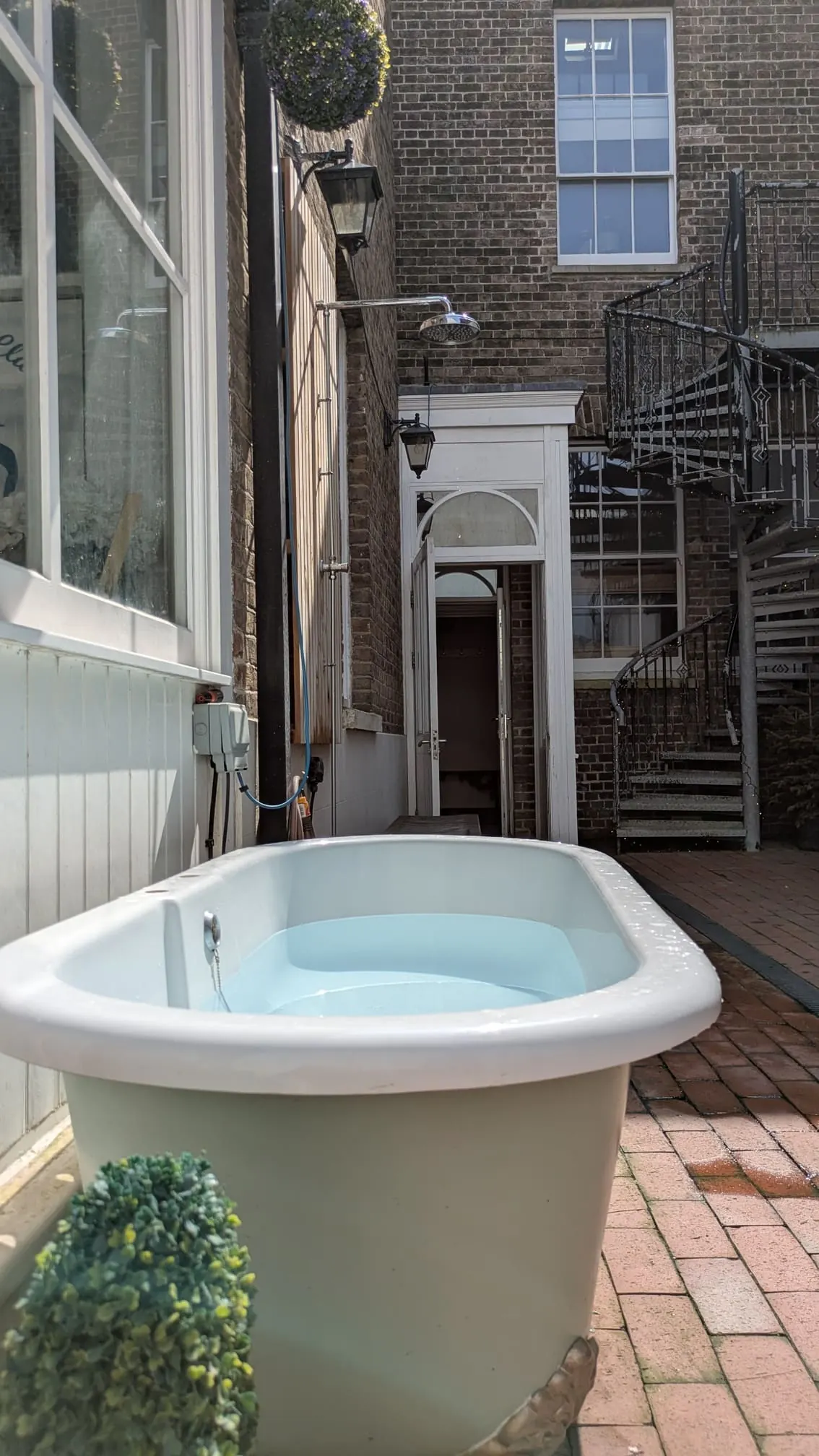 Cold plunge bathtub in the courtyard